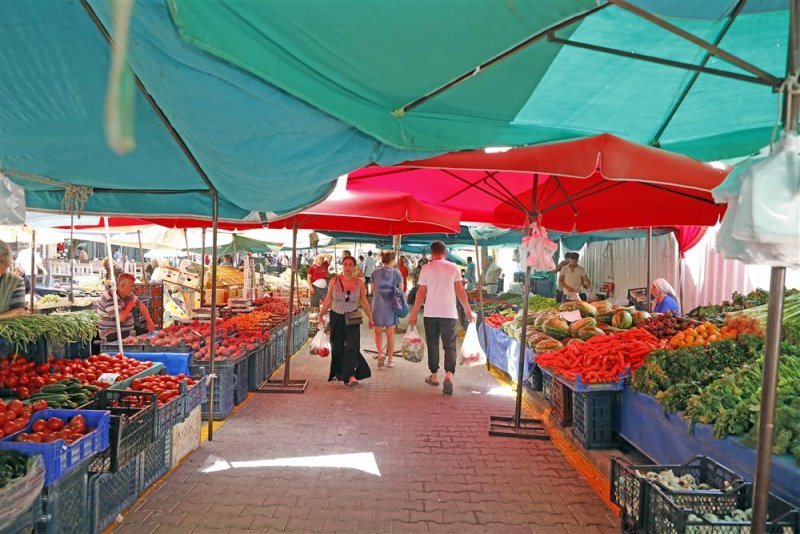 Cuma pazarı yeni yerinde kuruldu