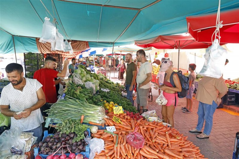 Cuma pazarı yeni yerinde kuruldu