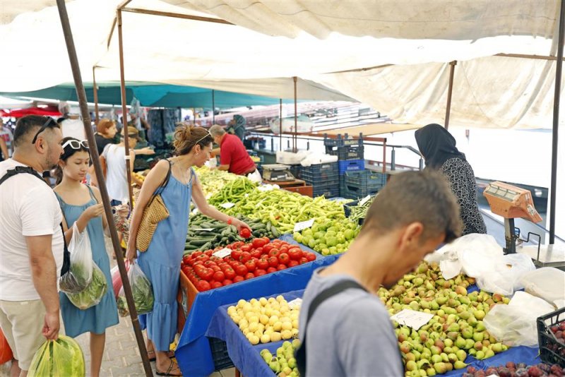 Cuma pazarı yeni yerinde kuruldu