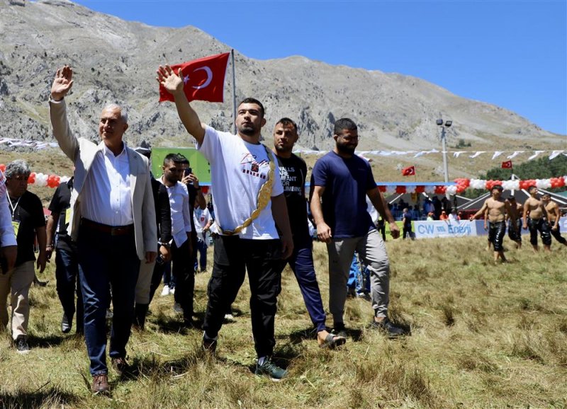 Gökbel’in başpehlivanı enes doğan oldu