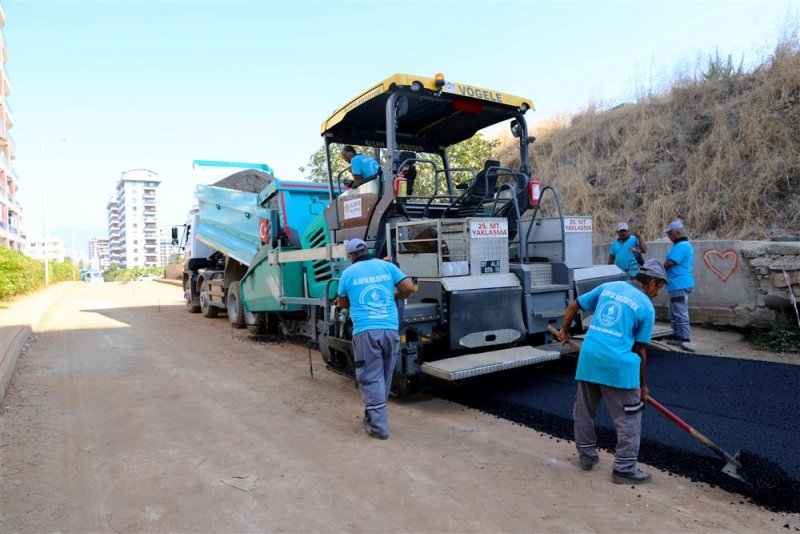 Alanya belediyesi’nden mahmutlar'a sıcak asfalt