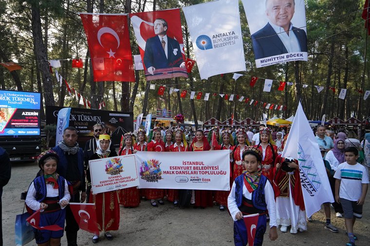 Antalya'ya gelen Esenyurt Belediyesi Halk Dansları Topluluğu büyük beğeni topladı