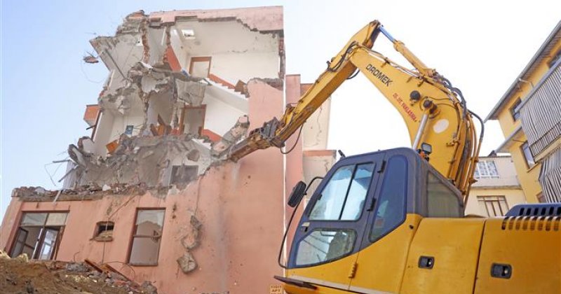 Alanya belediyesi metruk binayı yıktı