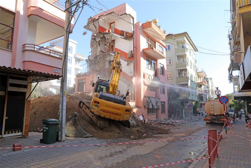 Alanya belediyesi metruk binayı yıktı