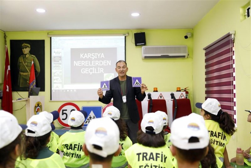 Alanya belediyesi trafik eğitim parkı minik öğrencileri ağırladı