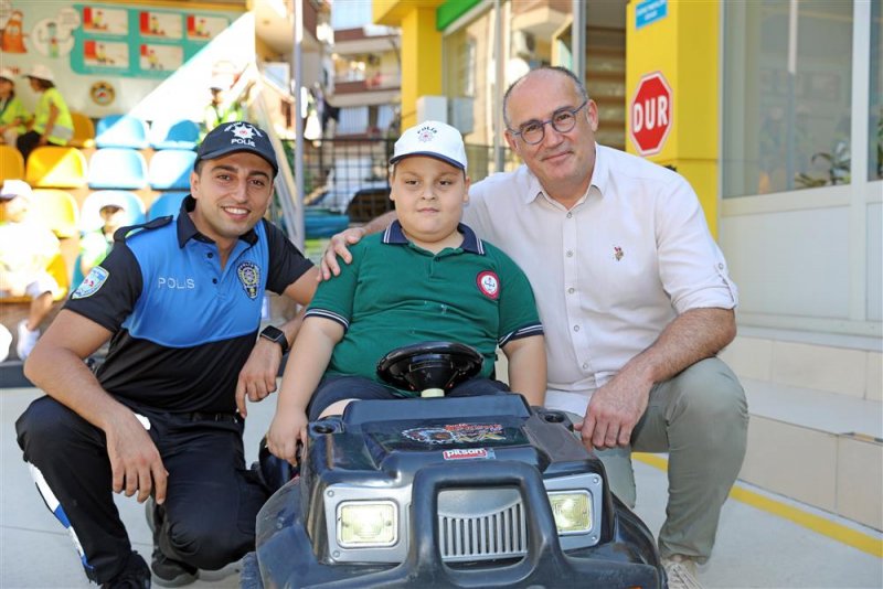 Alanya belediyesi trafik eğitim parkı minik öğrencileri ağırladı