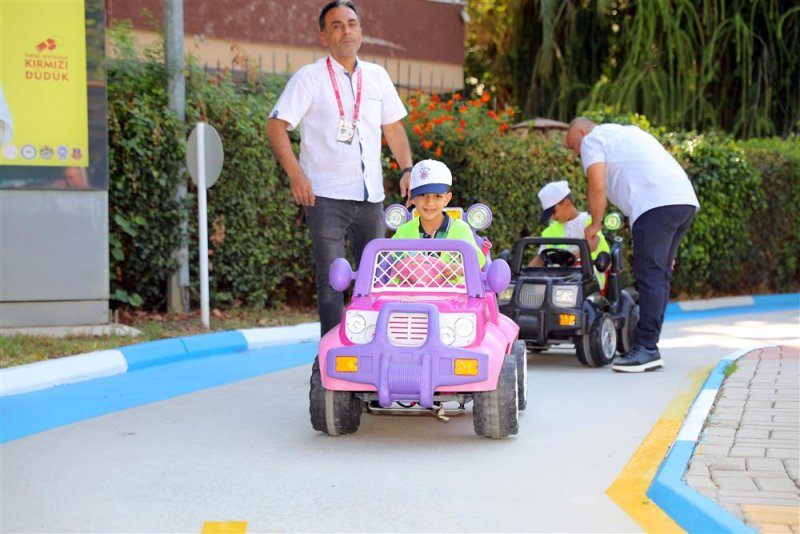 Alanya belediyesi trafik eğitim parkı minik öğrencileri ağırladı