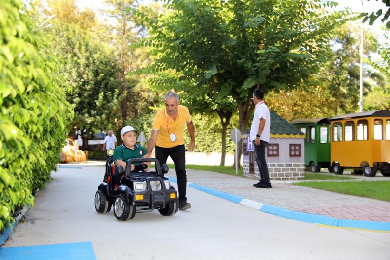 Alanya belediyesi trafik eğitim parkı minik öğrencileri ağırladı