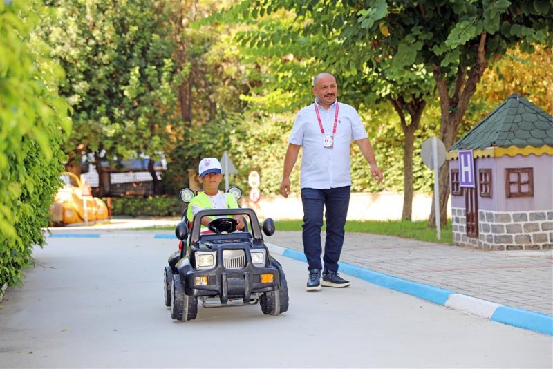 Alanya belediyesi trafik eğitim parkı minik öğrencileri ağırladı