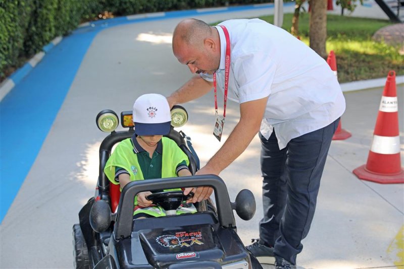 Alanya belediyesi trafik eğitim parkı minik öğrencileri ağırladı