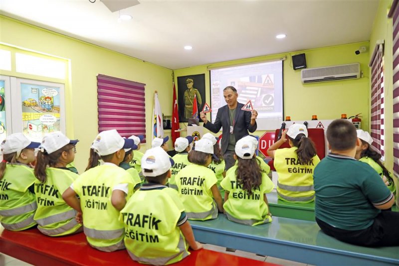 Alanya belediyesi trafik eğitim parkı minik öğrencileri ağırladı