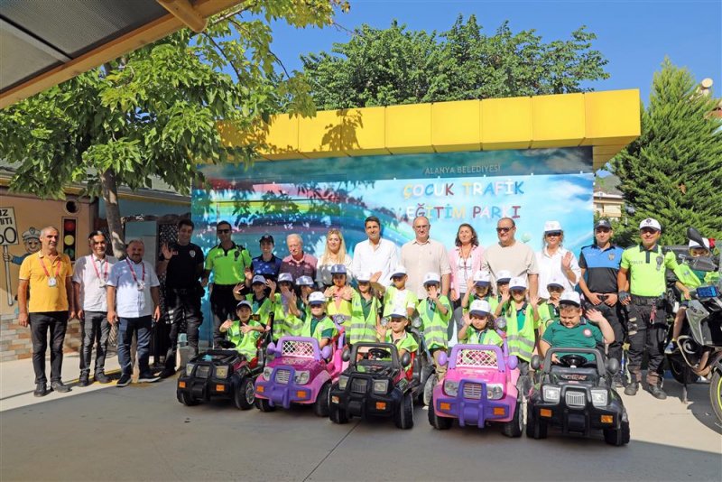 Alanya belediyesi trafik eğitim parkı minik öğrencileri ağırladı