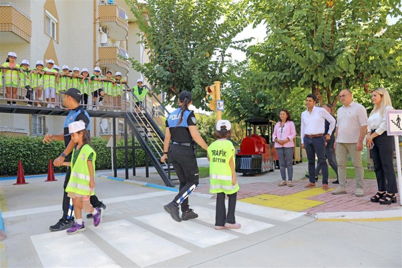 Alanya belediyesi trafik eğitim parkı minik öğrencileri ağırladı