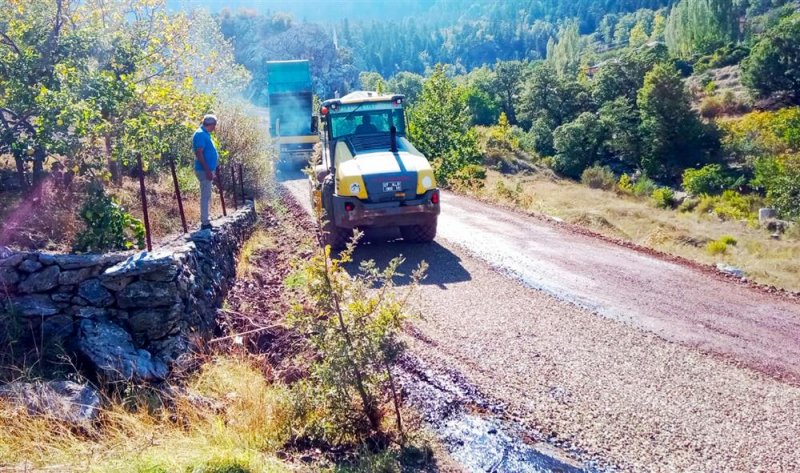 Alanya’nın yüksek kesimlerinde asfalt çalışmaları sürüyor