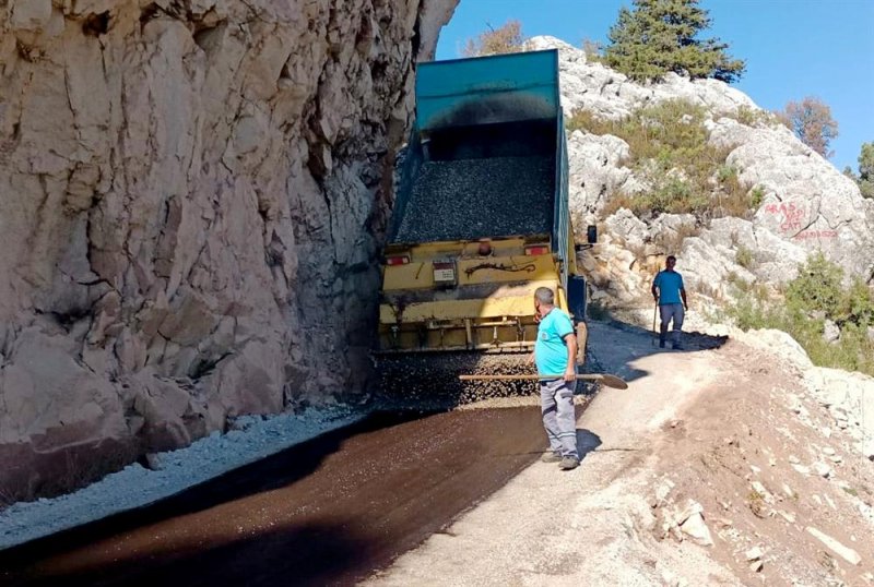 Alanya’nın yüksek kesimlerinde asfalt çalışmaları sürüyor