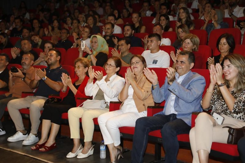 Alanya belediye tiyatrosu perdelerini açtı