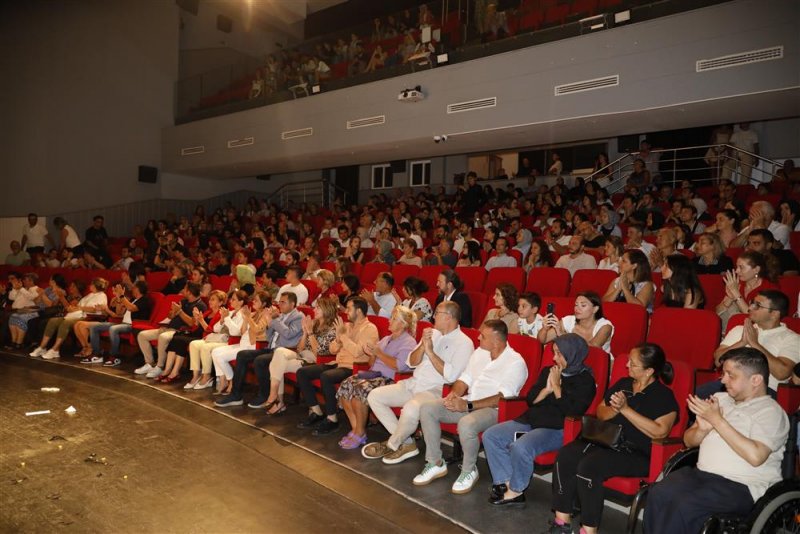 Alanya belediye tiyatrosu perdelerini açtı