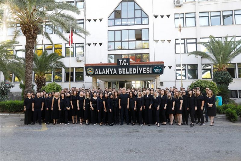 Alanya belediyesi’nden kadına şiddete karşı siyah tepki