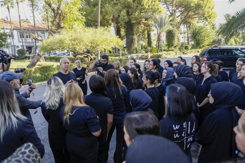 Alanya belediyesi’nden kadına şiddete karşı siyah tepki