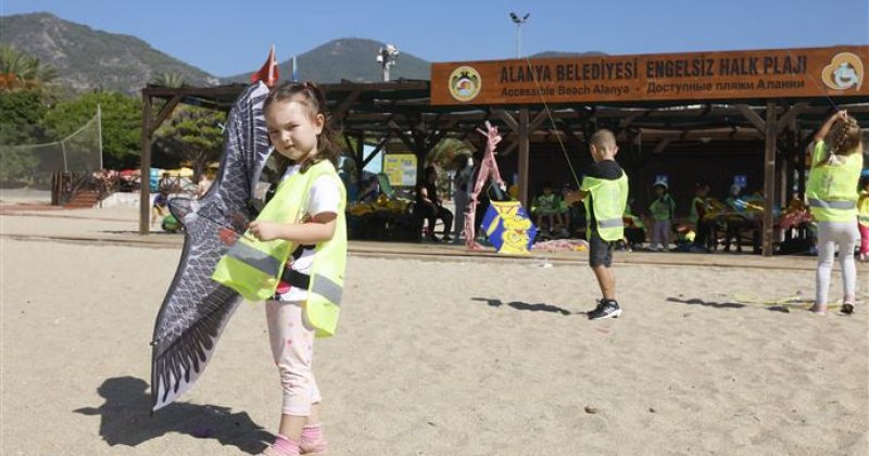 Alanya belediyesi’nin minik öğrencileri sahilde doyasıya eğlendi