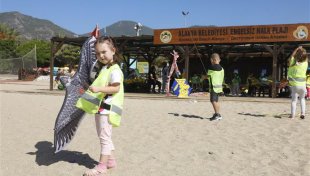 Alanya belediyesi’nin minik öğrencileri sahilde doyasıya eğlendi