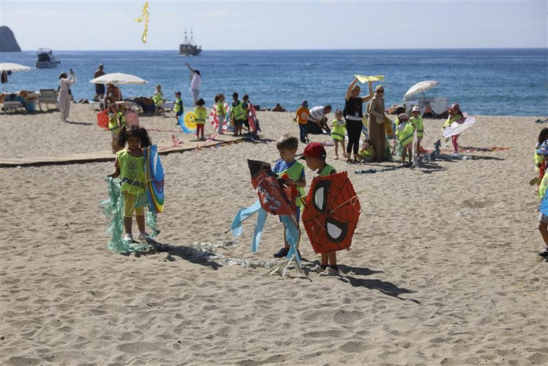 Alanya belediyesi’nin minik öğrencileri sahilde doyasıya eğlendi