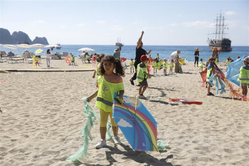 Alanya belediyesi’nin minik öğrencileri sahilde doyasıya eğlendi