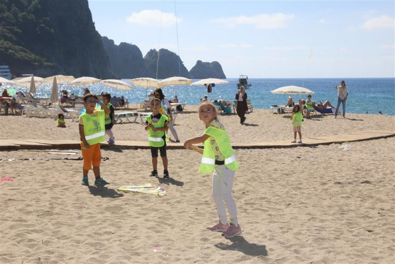 Alanya belediyesi’nin minik öğrencileri sahilde doyasıya eğlendi