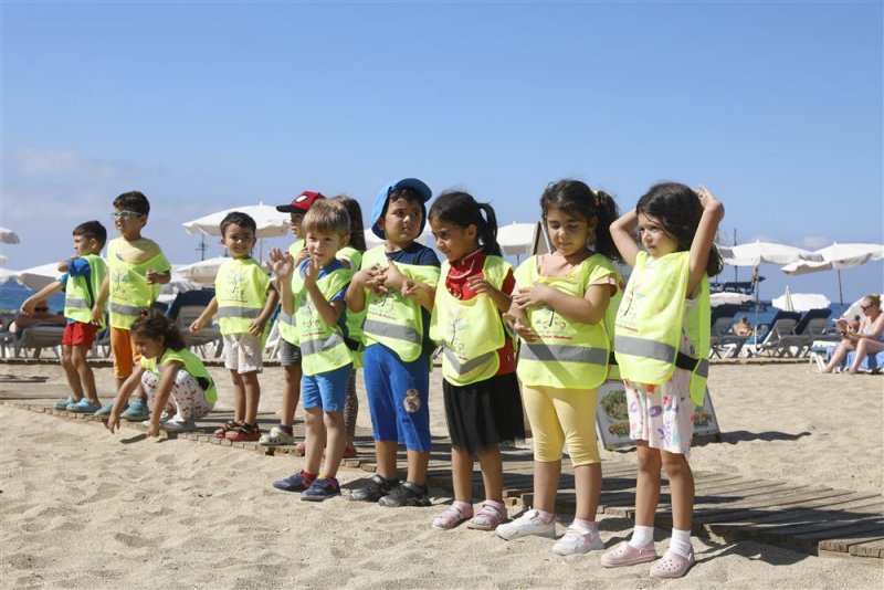 Alanya belediyesi’nin minik öğrencileri sahilde doyasıya eğlendi