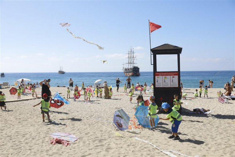 Alanya belediyesi’nin minik öğrencileri sahilde doyasıya eğlendi