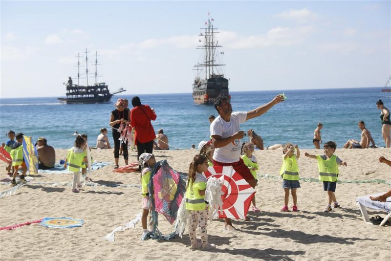 Alanya belediyesi’nin minik öğrencileri sahilde doyasıya eğlendi