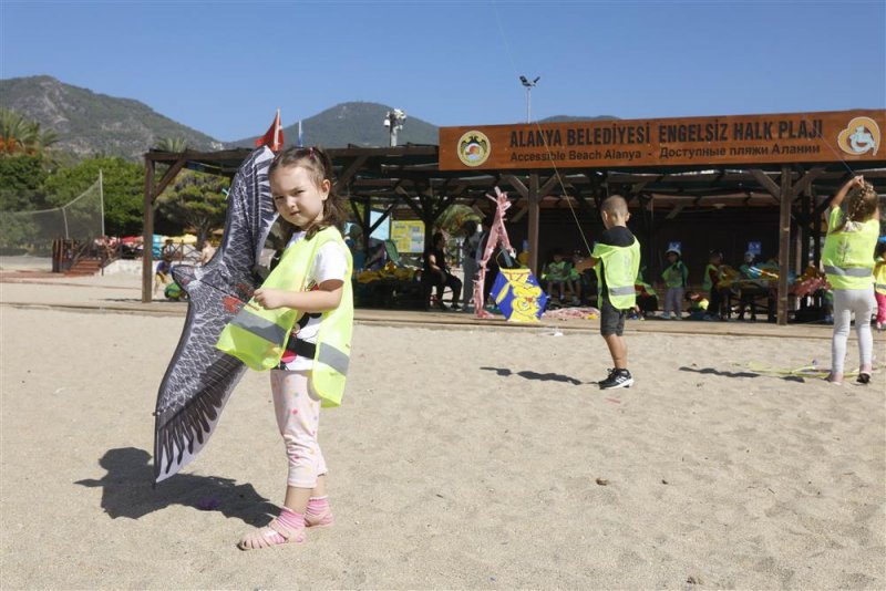 Alanya belediyesi’nin minik öğrencileri sahilde doyasıya eğlendi