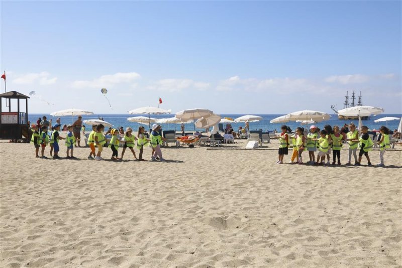 Alanya belediyesi’nin minik öğrencileri sahilde doyasıya eğlendi