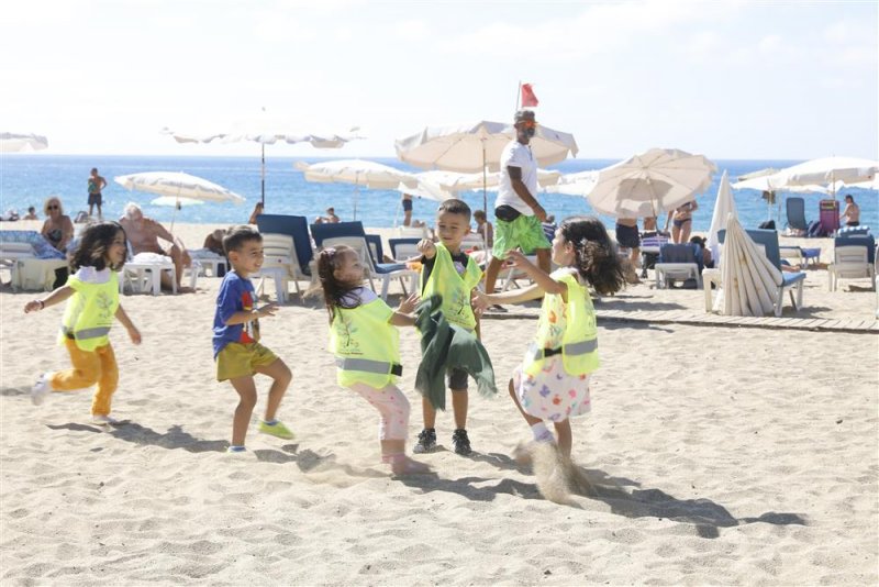 Alanya belediyesi’nin minik öğrencileri sahilde doyasıya eğlendi