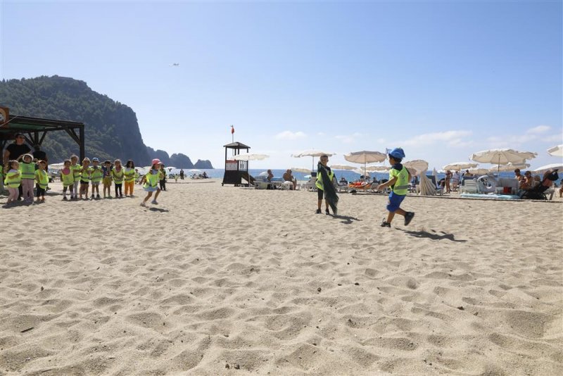 Alanya belediyesi’nin minik öğrencileri sahilde doyasıya eğlendi