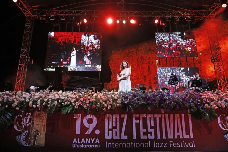 Alanya caz festivali’nin ikinci akşamında selen beytekin ve cecılıa krull rüzgarı esti