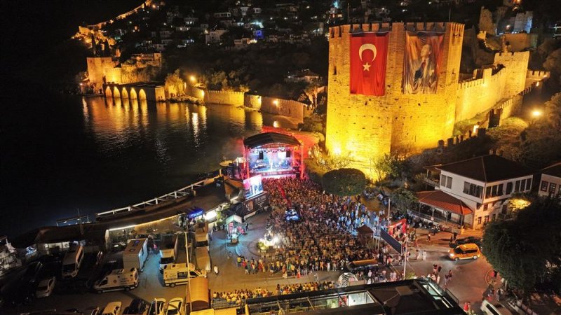 Alanya caz festivali’nin ikinci akşamında selen beytekin ve cecılıa krull rüzgarı esti