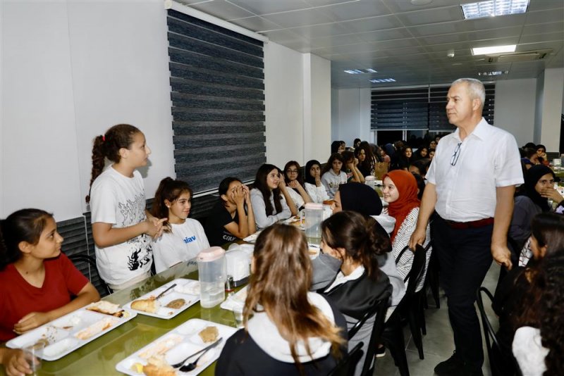 Başkan özçelik kız öğrencilerin taleplerini dinledi