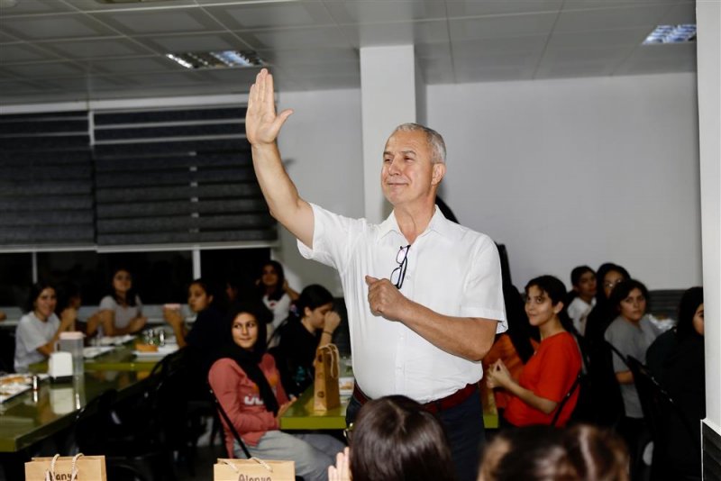 Başkan özçelik kız öğrencilerin taleplerini dinledi