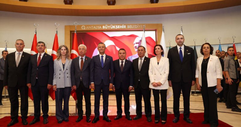 Chp Genel Başkanı Özgür Özel  Büyükşehir Belediyesi’ni Ziyaret Etti