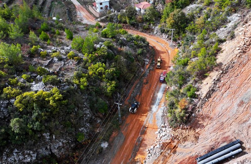 Alanya belediyesi’nden yağmurda kapanan yollara anında müdahale