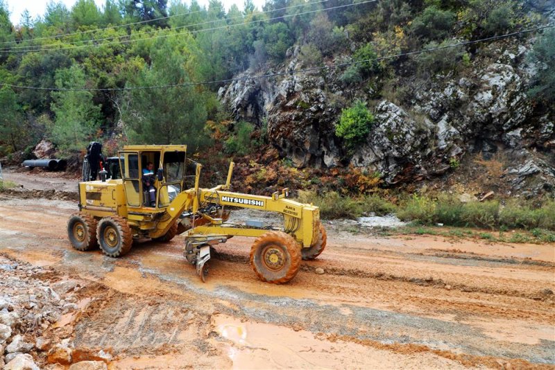 Alanya belediyesi’nden yağmurda kapanan yollara anında müdahale