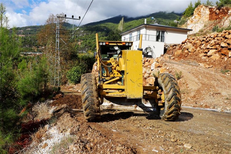 Alanya belediyesi’nden yağmurda kapanan yollara anında müdahale