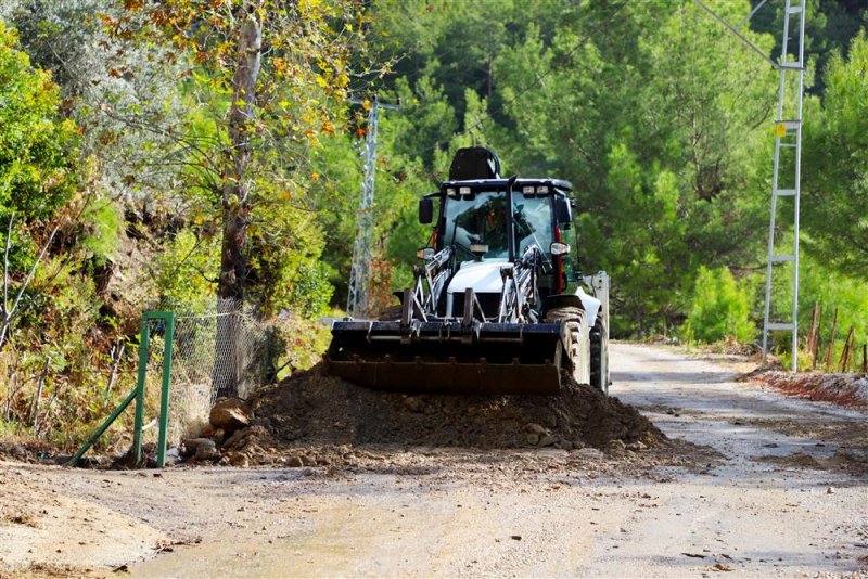 Alanya belediyesi’nden yağmurda kapanan yollara anında müdahale