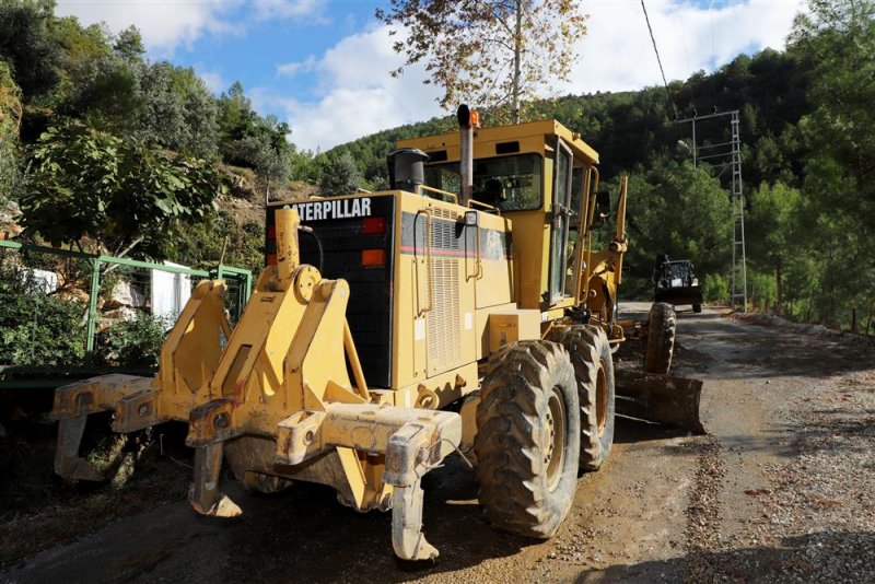 Alanya belediyesi’nden yağmurda kapanan yollara anında müdahale