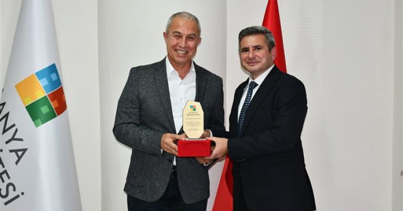 Alanya üniversitesi’nden başkan özçelik’e plaket