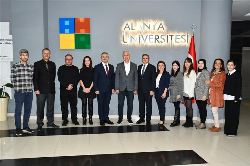 Alanya üniversitesi’nden başkan özçelik’e plaket