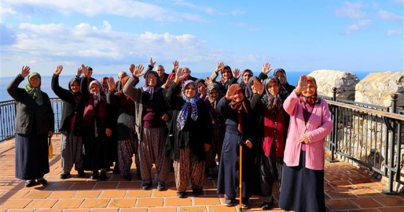 Yaşlılar tarihi mekanları gezdi