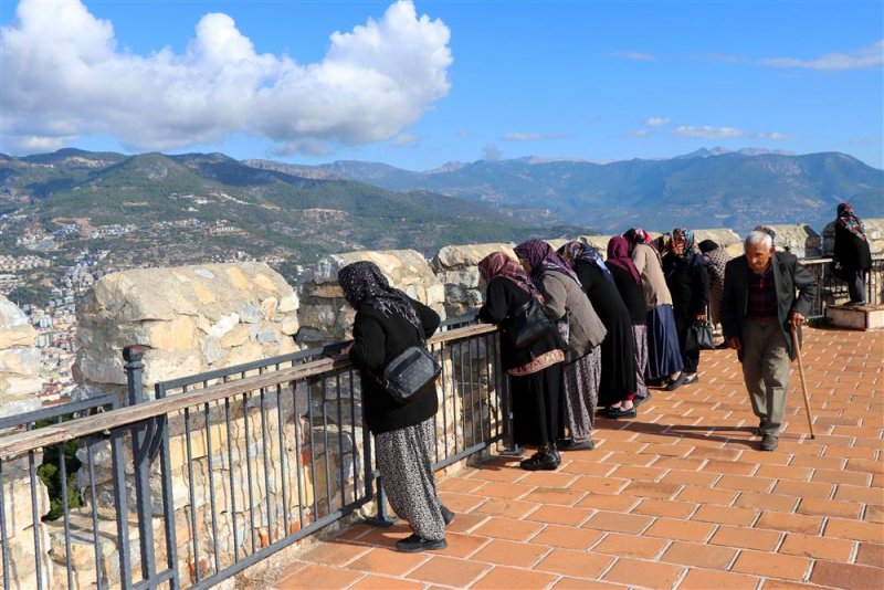 Yaşlılar tarihi mekanları gezdi