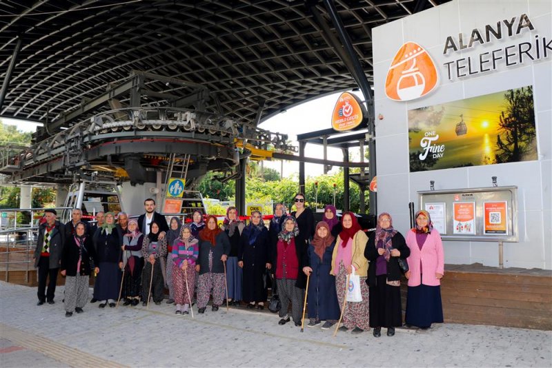 Yaşlılar tarihi mekanları gezdi